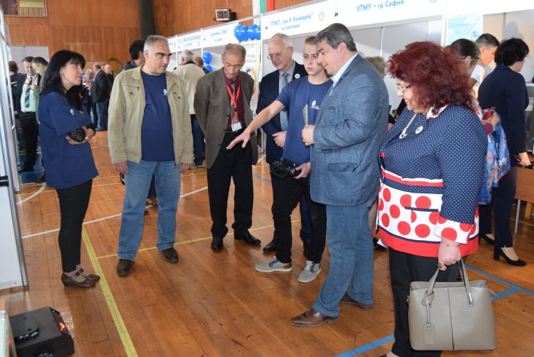 Инж. Добромир Добрев разгледа изложението конкурс “Младежко техническо творчество”