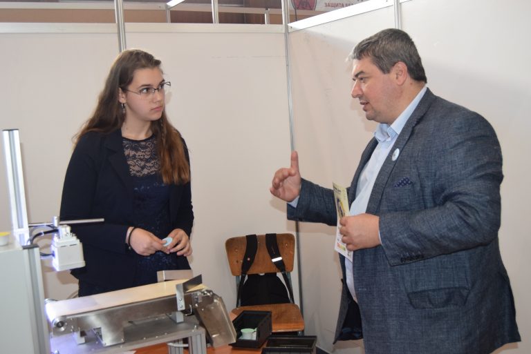 Инж. Добромир Добрев разгледа изложението конкурс “Младежко техническо творчество”