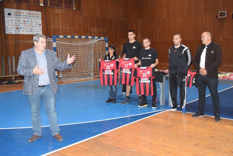 Хандбалните клубове получиха нови състезателни екипи от ГЕРБ и инж. Добромир Добрев