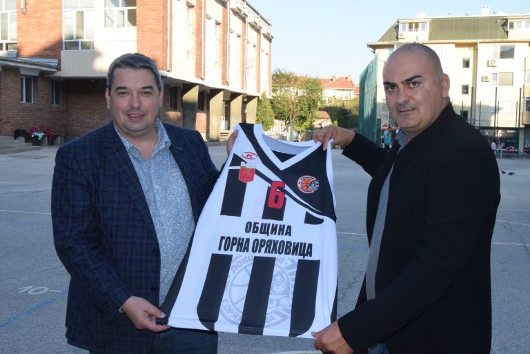 Инж. Добромир Добрев и ГЕРБ дариха състезателни екипи на Баскетболен клуб „Локомотив“