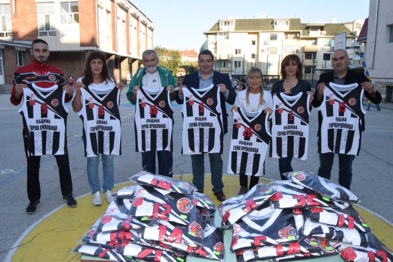 Инж. Добромир Добрев и ГЕРБ дариха състезателни екипи на Баскетболен клуб „Локомотив“