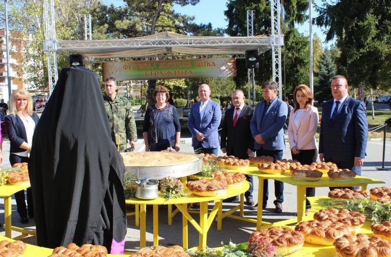 Кандидат-кметът на Стражица Румен Павлов поздрави участниците във Фестивала на житената питка