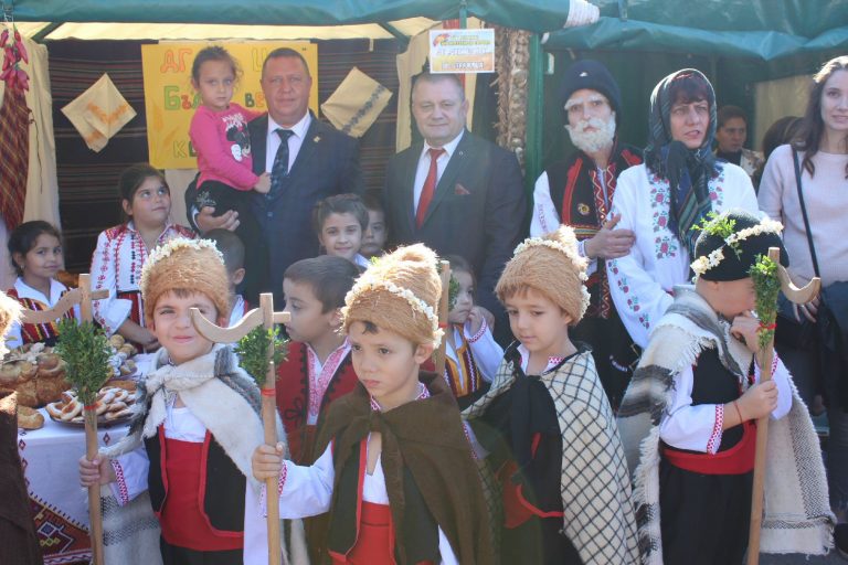 Кандидат-кметът на Стражица Румен Павлов поздрави участниците във Фестивала на житената питка