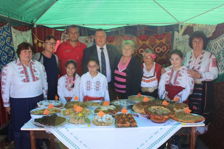 Кандидат-кметът на Стражица Румен Павлов поздрави участниците във Фестивала на житената питка