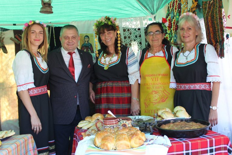 Кандидат-кметът на Стражица Румен Павлов поздрави участниците във Фестивала на житената питка