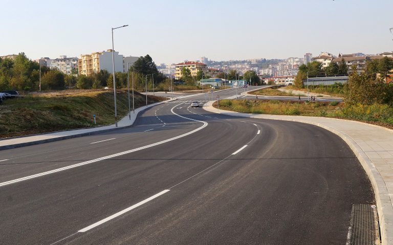 Новата връзка към кварталите „Бузлуджа” и „Зона Б”  е първият четирилентов път от десетилетия насам