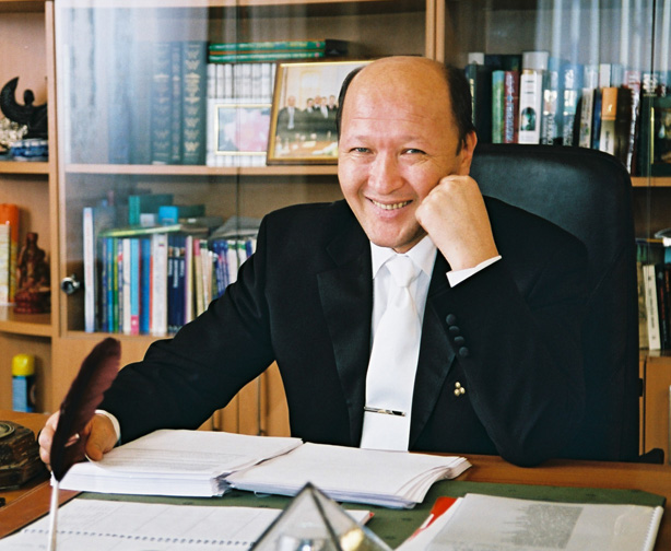 Горещи новини | Норбеков идва за първи път във Велико Търново