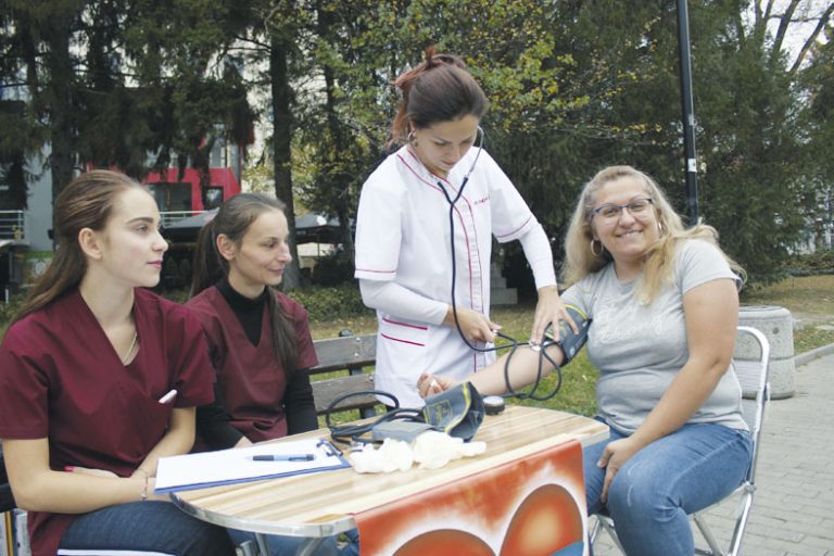 Горещи новини | Десетки великотърновци се  изследваха в клиника на открито