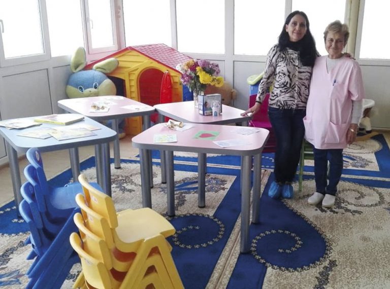 Здраве | Лекарка дари мебели и инхалатор  на Дома за деца в Дебелец