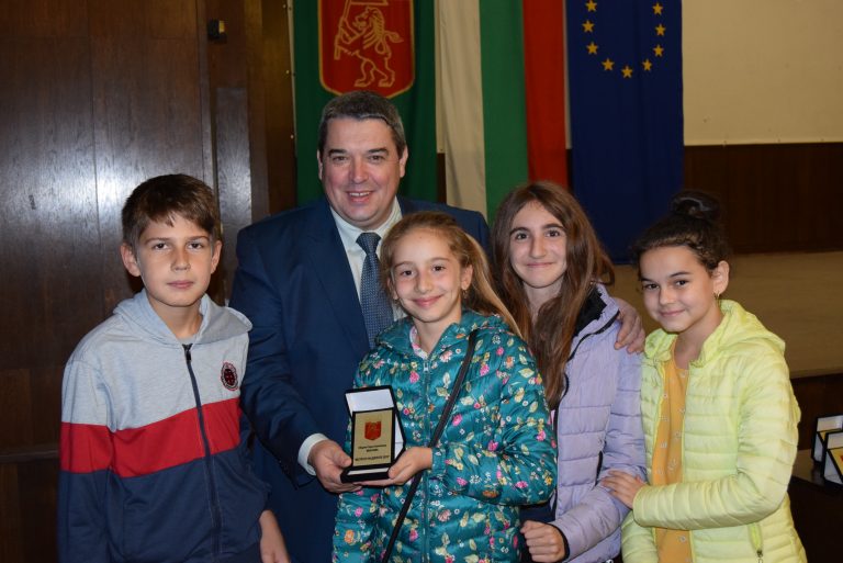 Горна Оряховица | Отличиха най-големите добротворци сред учениците в Община Горна Оряховица