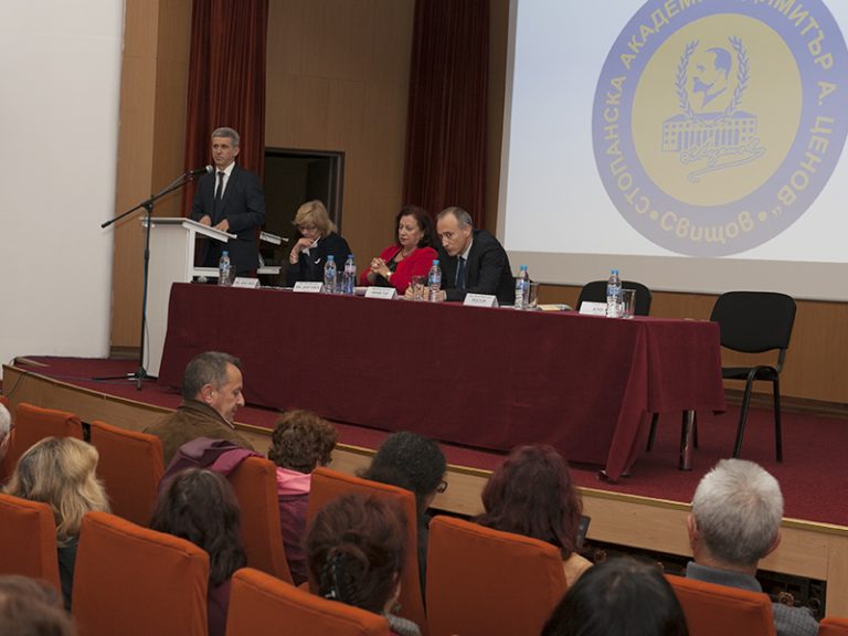 Свищовската академия е във финансов колапс,  министър Вълчев се срещна с преподавателите