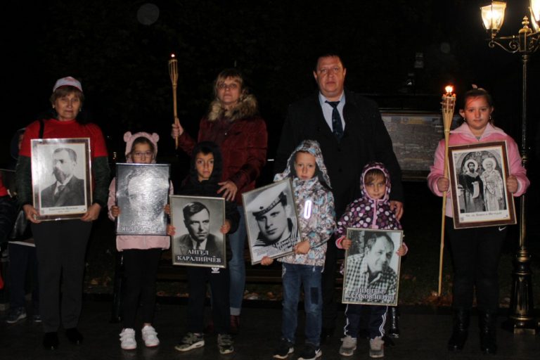 С факелно шествие в Стражица отбелязаха Деня на народните будители