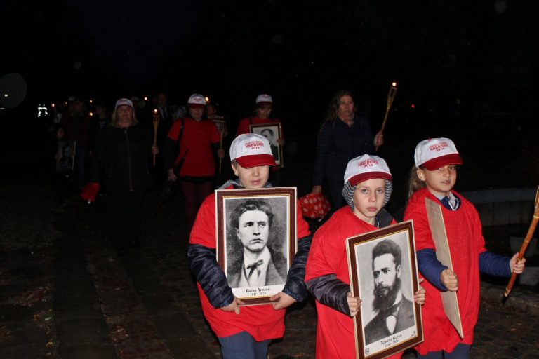 С факелно шествие в Стражица отбелязаха Деня на народните будители