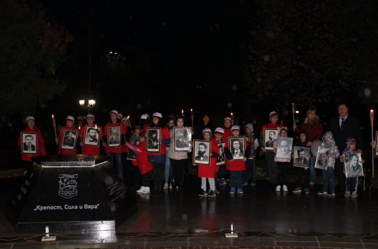 С факелно шествие в Стражица отбелязаха Деня на народните будители