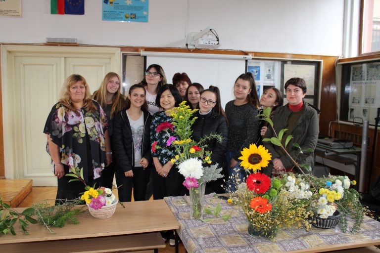 Гостенка от Япония представи изкуството  на икебаната пред ученици от ПГСАГ