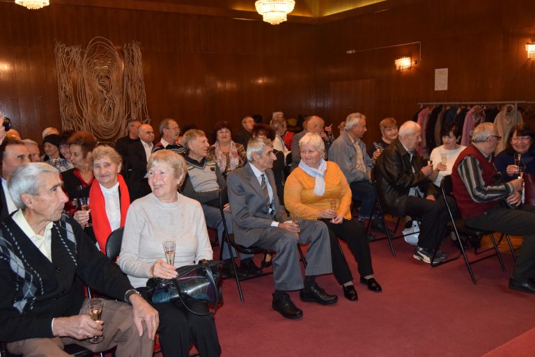 17 двойки повториха брачните си клетви след 50 години брак