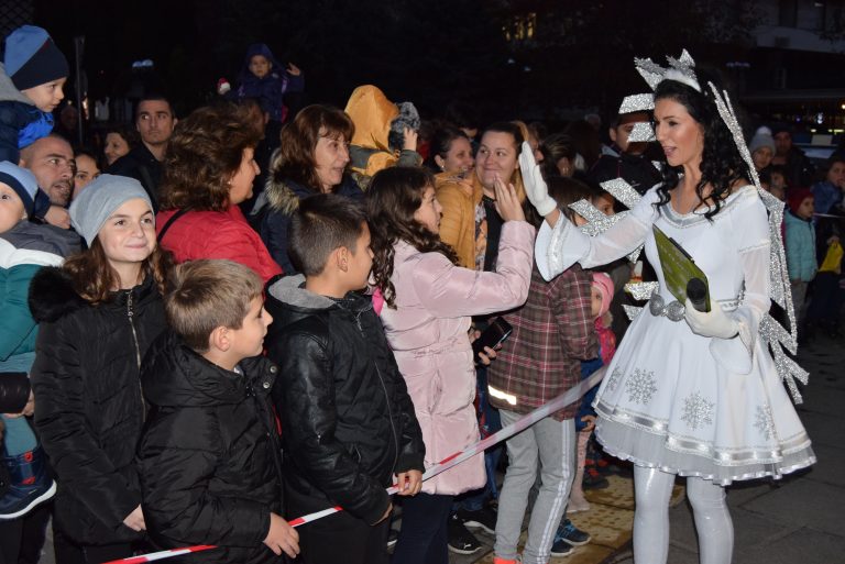 Дядо Коледа и децата на Г. Оряховица запалиха заедно празничните светлини