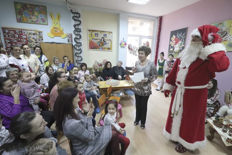 Дядо Коледа зарадва малките  пациенти на търновската болница