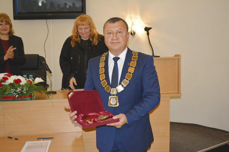 Общество | Емануил Манолов – един успял мъж на 50