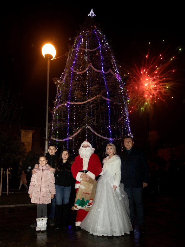 Горещи новини | Отличниците на Павликени и кметът запалиха светлините на коледната елха