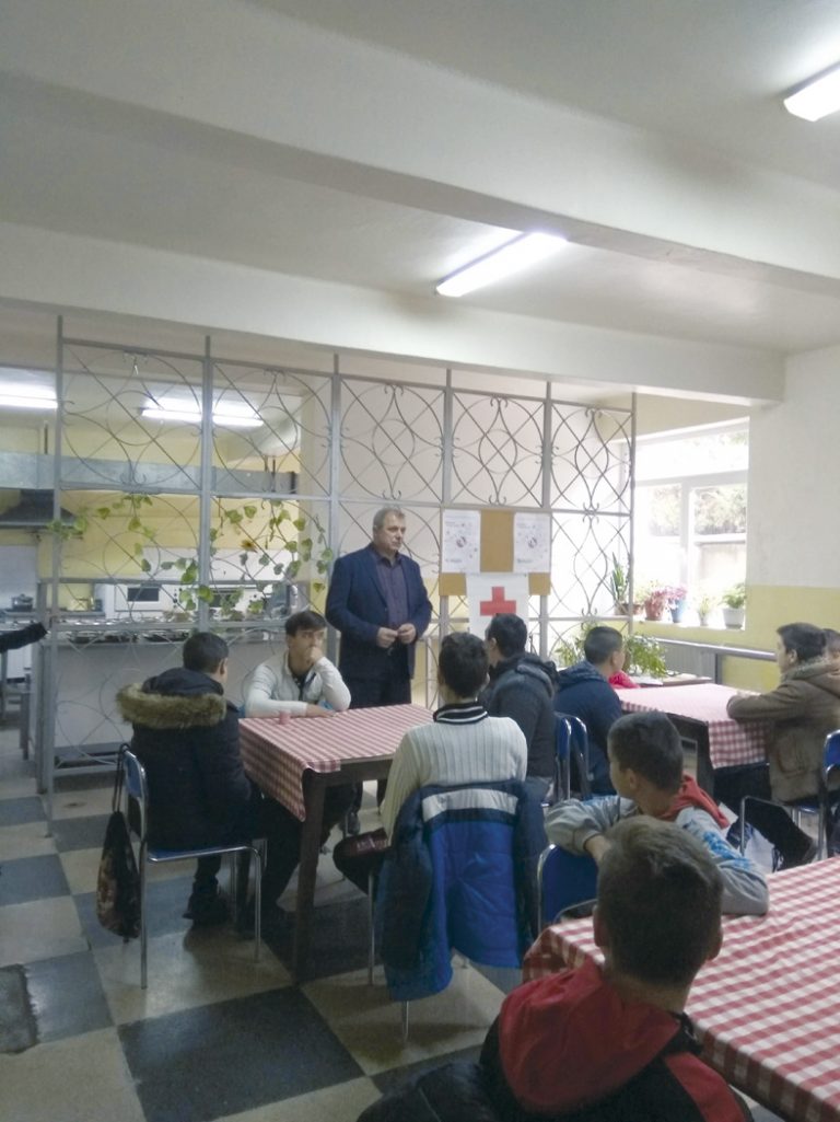 48 ученици от ПГ по жп транспорт получават безплатен топъл обяд