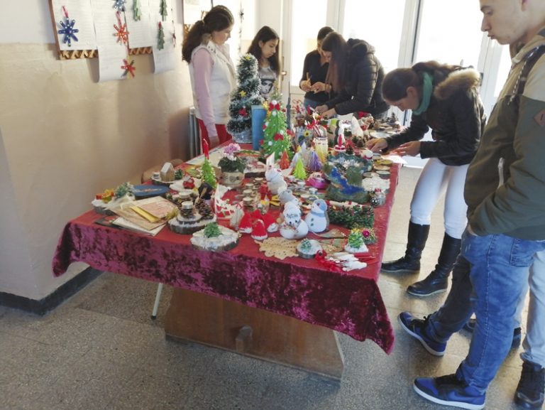 Стражица | СУ “Ангел Каралийчев” в Стражица  подкрепя “Българската Коледа”