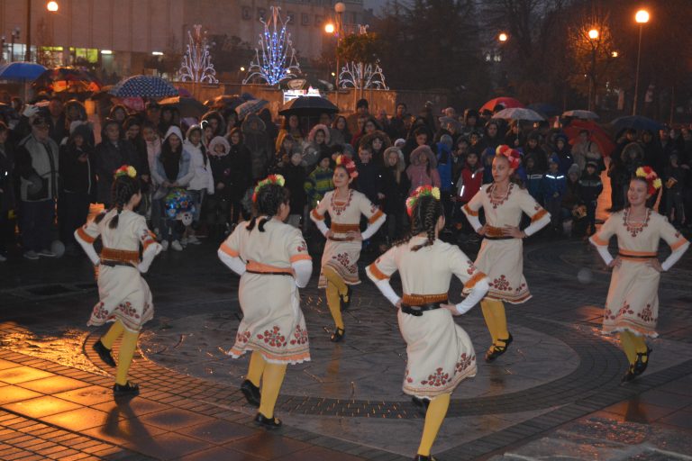 Отличниците на Павликени и кметът запалиха светлините на коледната елха