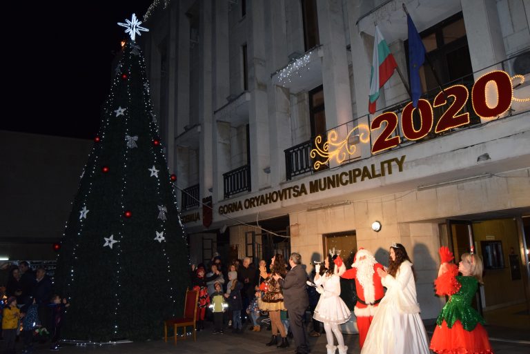 Горещи новини | Дядо Коледа и децата на Г. Оряховица запалиха заедно празничните светлини