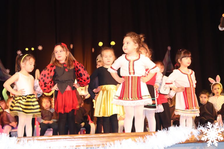 „Коледна приказка” разказаха децата от лясковската детска градина “Пчелица”