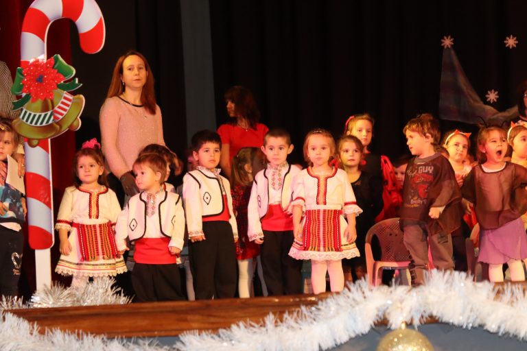 „Коледна приказка” разказаха децата от лясковската детска градина “Пчелица”