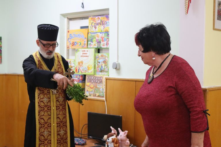 Екип на лясковска детска градина дари предпразнично храна на нуждаещи се хора