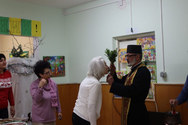 Екип на лясковска детска градина дари предпразнично храна на нуждаещи се хора