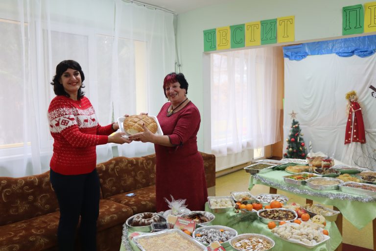 Екип на лясковска детска градина дари предпразнично храна на нуждаещи се хора