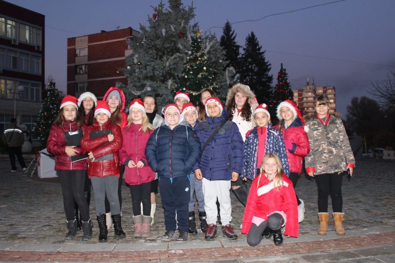 Общество | Стражица грейна с коледна премяна