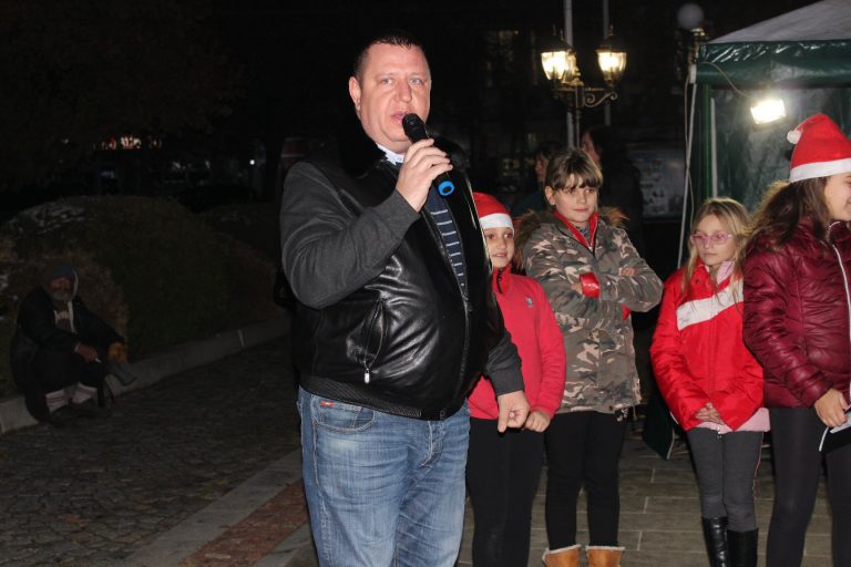 Стражица грейна с коледна премяна