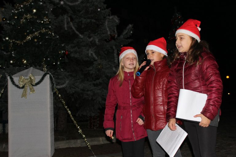 Стражица грейна с коледна премяна