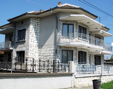 Горещи новини | Незаконни навеси  откриха в три къщи  в Горна Оряховица