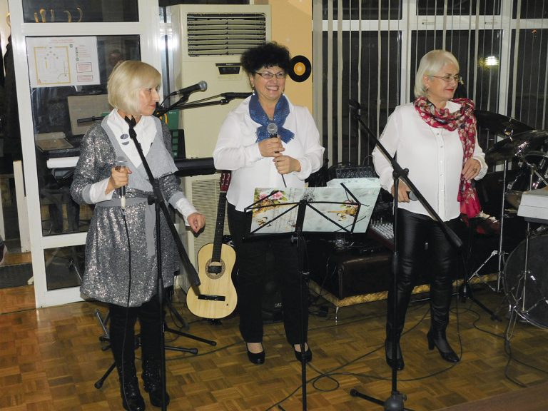 Три известни великотърновки покориха сцената с песни