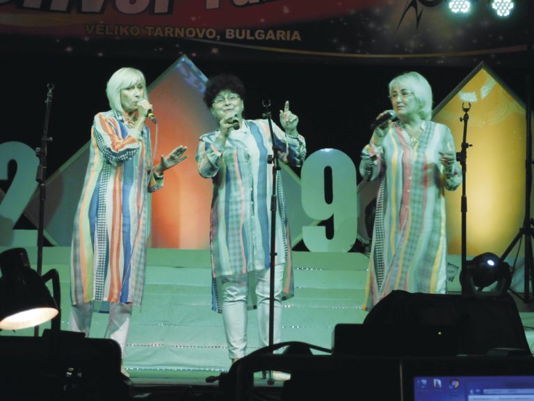 Три известни великотърновки покориха сцената с песни