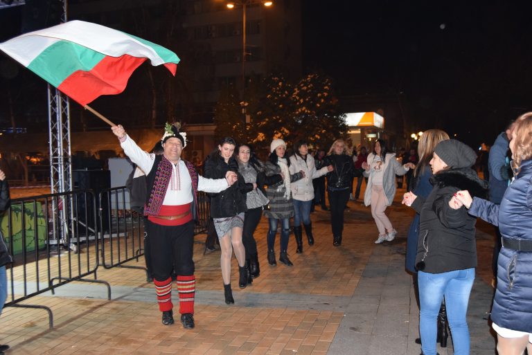 Горещи новини | С красива заря и много български хора горнооряховчани посрещнаха новото десетилетие