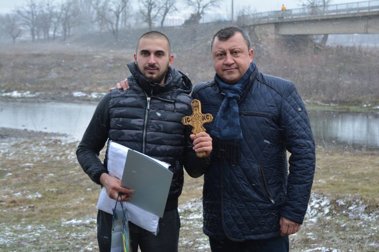 16 мъже се хвърлиха за кръста в река Росица край Павликени