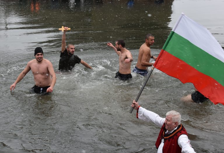 Павликени | 16 мъже се хвърлиха за кръста в река Росица край Павликени