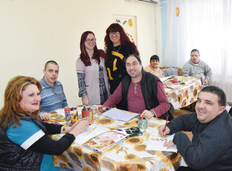 Горна Оряховица | Хора с увреждания в Г. Оряховица  изработват сувенири и мартеници