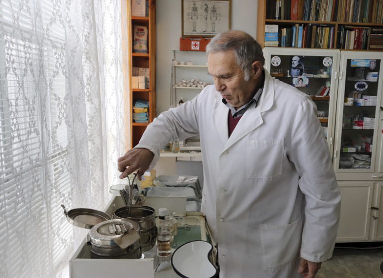 74-годишен фелдшер не спира да се  грижи за своите около 400 пациенти