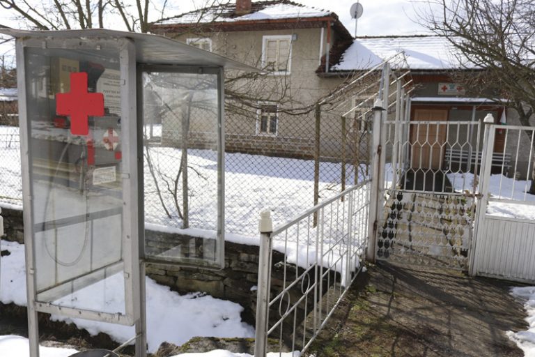 74-годишен фелдшер не спира да се  грижи за своите около 400 пациенти