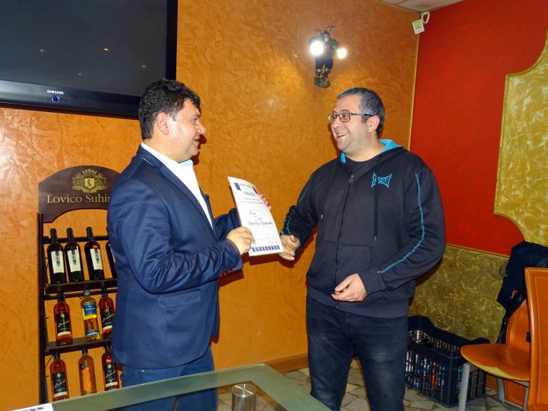 Иван Звездев изпробва уменията си  в дегустацията на вина в Сухиндол