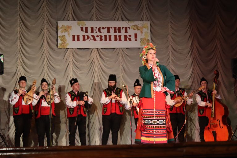 С винени конкурси, с фолклорни концерти и със зарязване бе отбелязан празникът Трифон Зарезан в община Лясковец