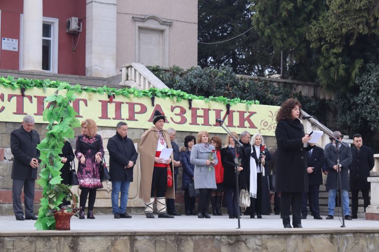 С винени конкурси, с фолклорни концерти и със зарязване бе отбелязан празникът Трифон Зарезан в община Лясковец