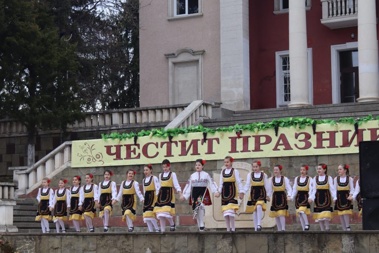 С винени конкурси, с фолклорни концерти и със зарязване бе отбелязан празникът Трифон Зарезан в община Лясковец