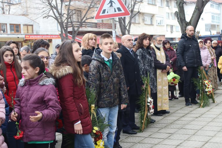 Лясковчани отдадоха почит на Апостола, в Джулюница откриха негова плоча